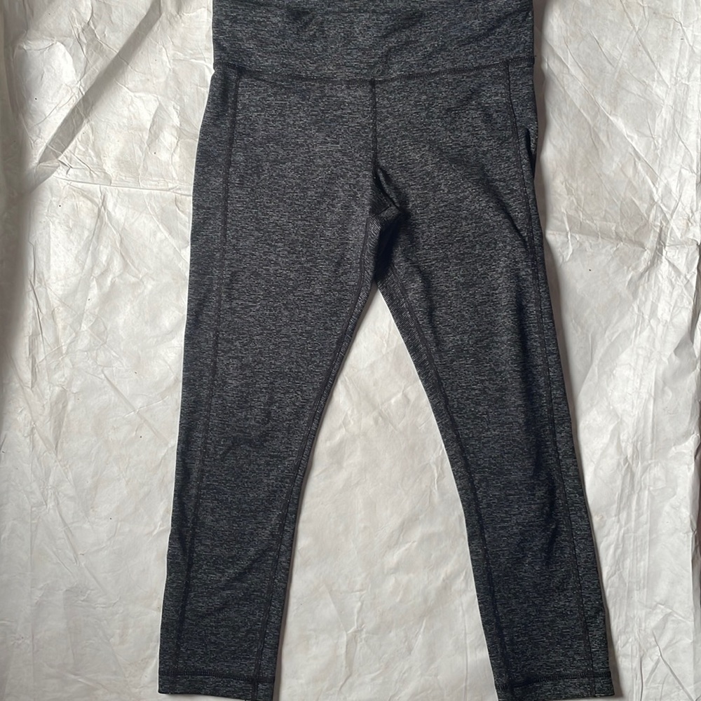Under Armour mid rise capris in black and white